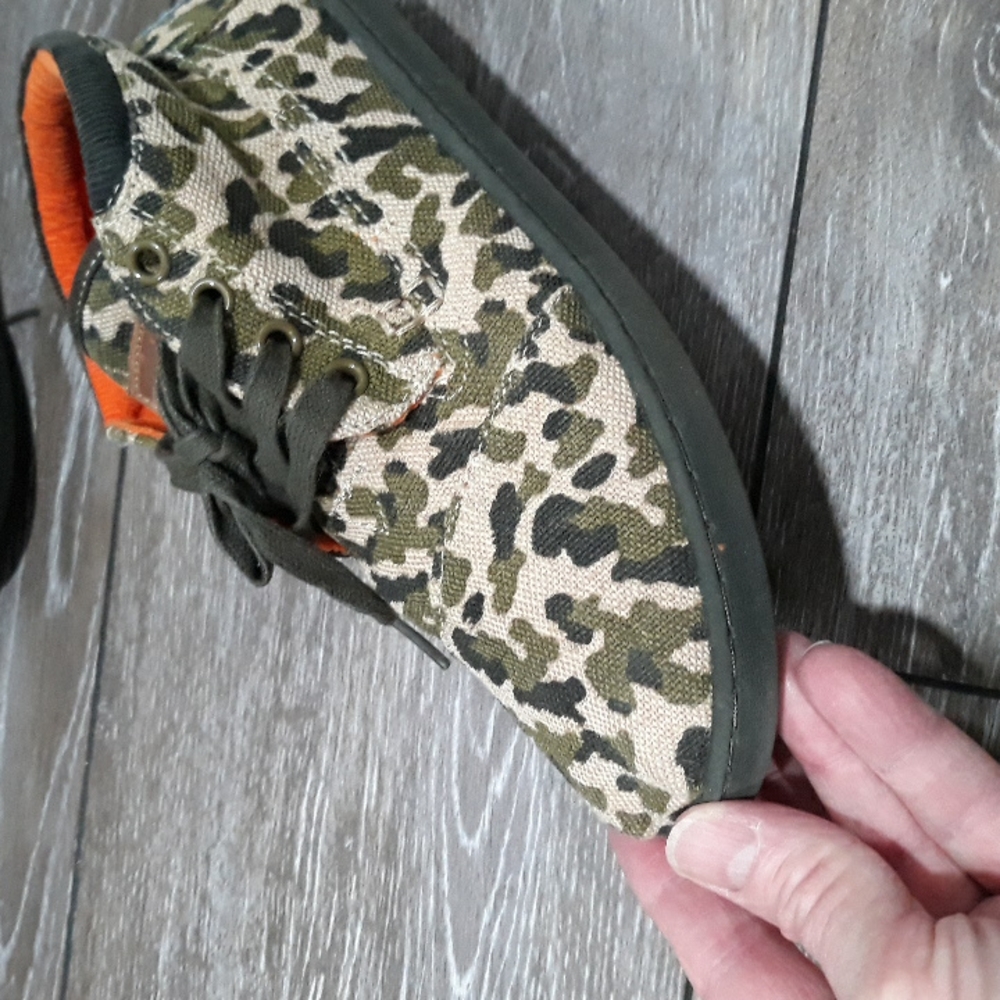 Tom's camo brown and green hemp and cotton chukka boots. Youth 5